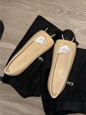 CHANEL Beige Leather Ballet Flats with Black Cap Toe EU37.5 US7